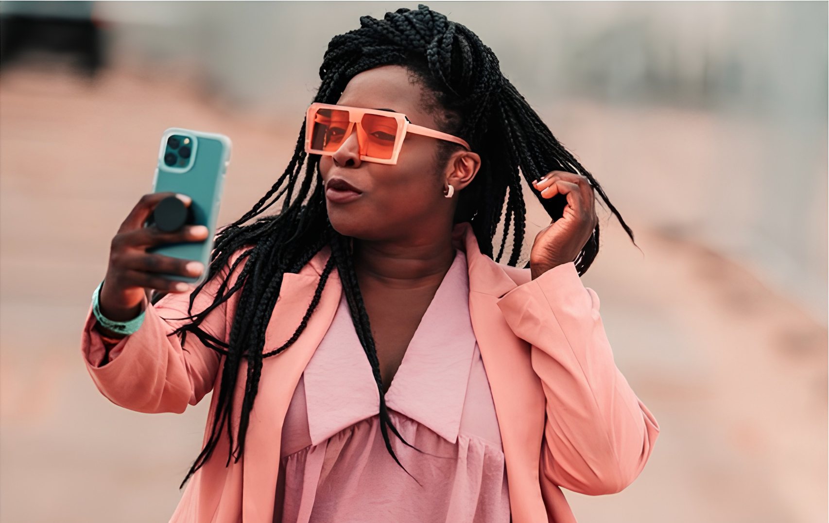 Magnolia Tsogbé filmt met haar smartphone
